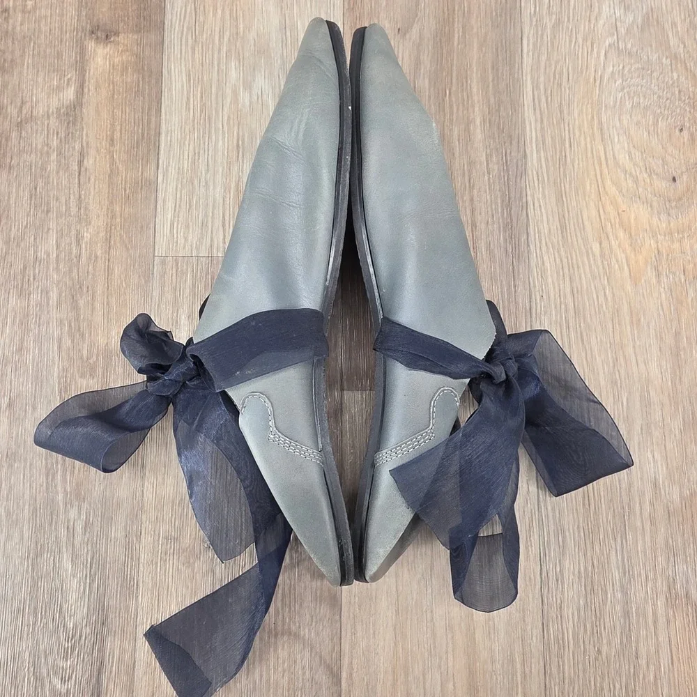 SULU Women's 38 Gray Leather Pointed‎ Toe Flats with Navy Ribbon Slip On Slides